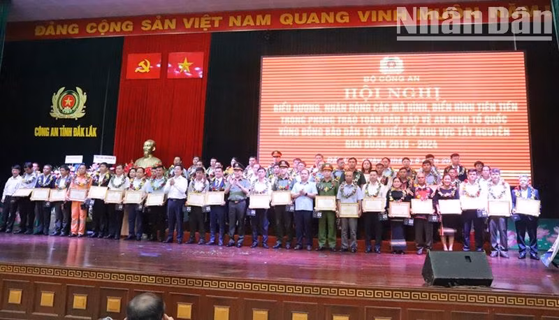 Các tập thể mô hình điển hình, tiên tiến trong Phong trào toàn dân bảo vệ an ninh Tổ quốc vùng đồng bào dân tộc thiểu số khu vực Tây Nguyên giai đoạn 2018-2024 được nhận Bằng khen của Bộ Công an. Các tập thể mô hình điển hình, tiên tiến trong Phong trào toàn dân bảo vệ an ninh Tổ quốc vùng đồng bào dân tộc thiểu số khu vực Tây Nguyên giai đoạn 2018-2024 được nhận Bằng khen của Bộ Công an.