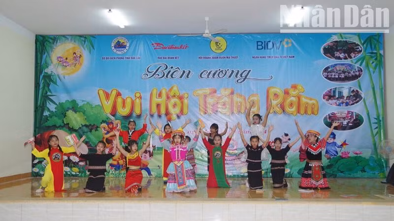Các cháu học sinh trên địa bàn xã biên giới Krông Na, huyện Buôn Đôn múa hát vui hội trăng rằm.
