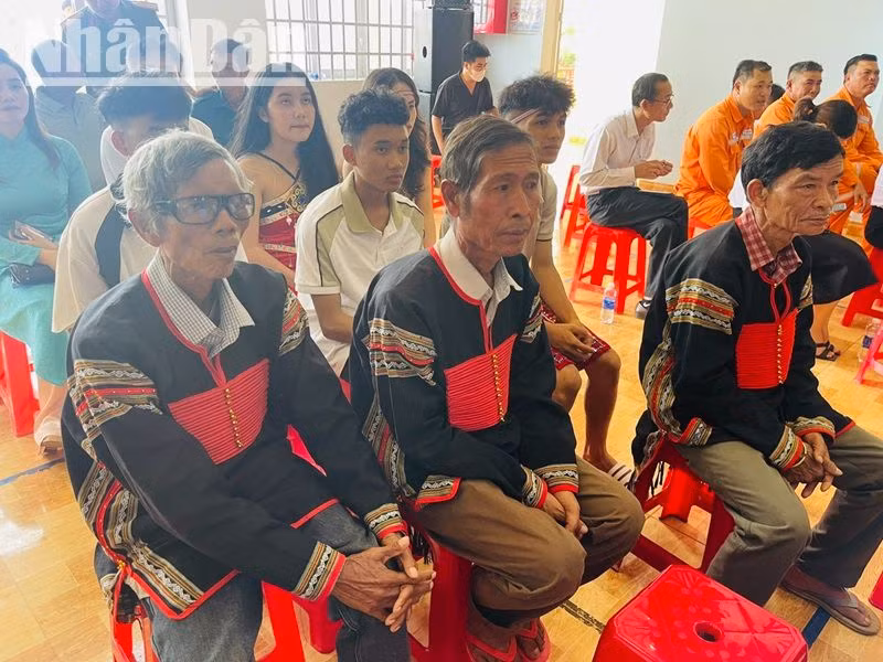 Những người lớn tuổi trong buôn M'riu dự hội nghị tổng kết công tác kết nghĩa giữa buôn M’riu và Công ty Điện lực Đắk Lắk.