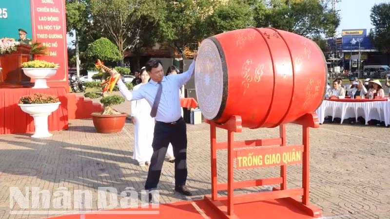 Chủ tịch Ủy ban nhân dân thành phố Buôn Ma Thuột Vũ Văn Hưng đánh hồi trống giao quân.