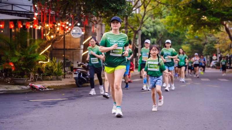 Nhiều trẻ em cũng tham gia Giải chạy để gây quỹ xóa nhà tạm, nhà dột nát.
