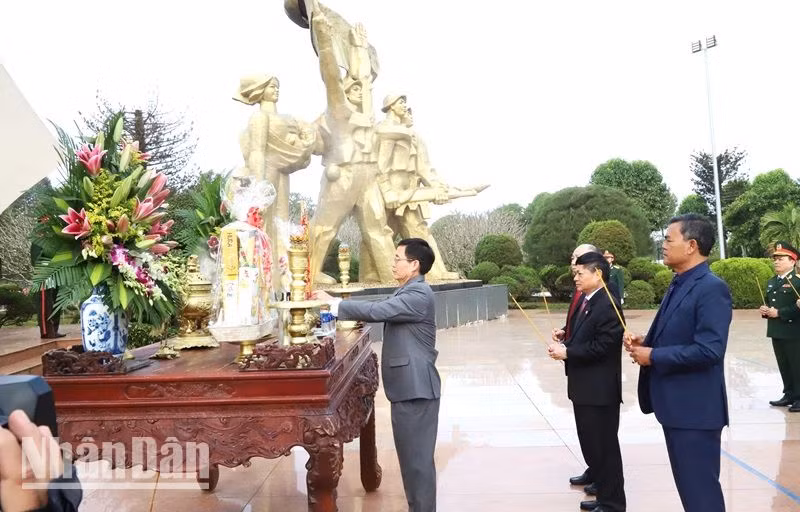Lãnh đạo tỉnh Đắk Lắk dâng hương tưởng nhớ đến anh linh các anh hùng liệt sĩ đã chiến đấu anh dũng, hy sinh vì nền độc lập tự do của Tổ quốc.