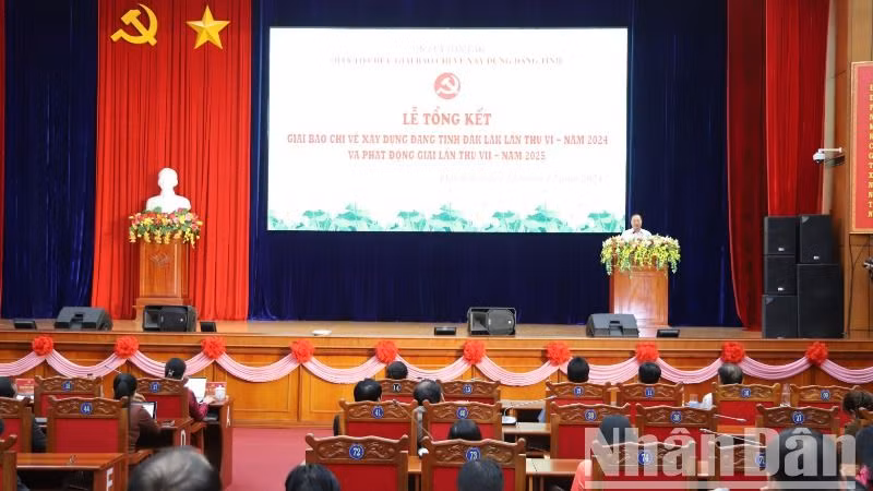 Quang cảnh buổi lễ trao giải. Quang cảnh buổi lễ trao giải.
