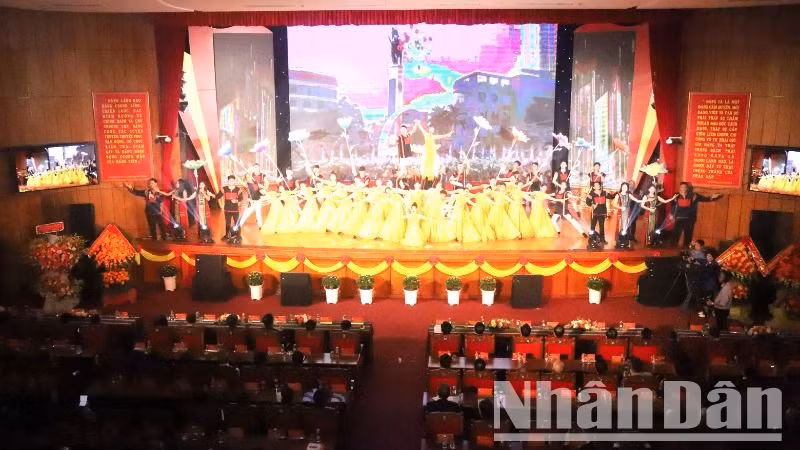 Văn nghệ chào mừng lễ kỷ niệm.