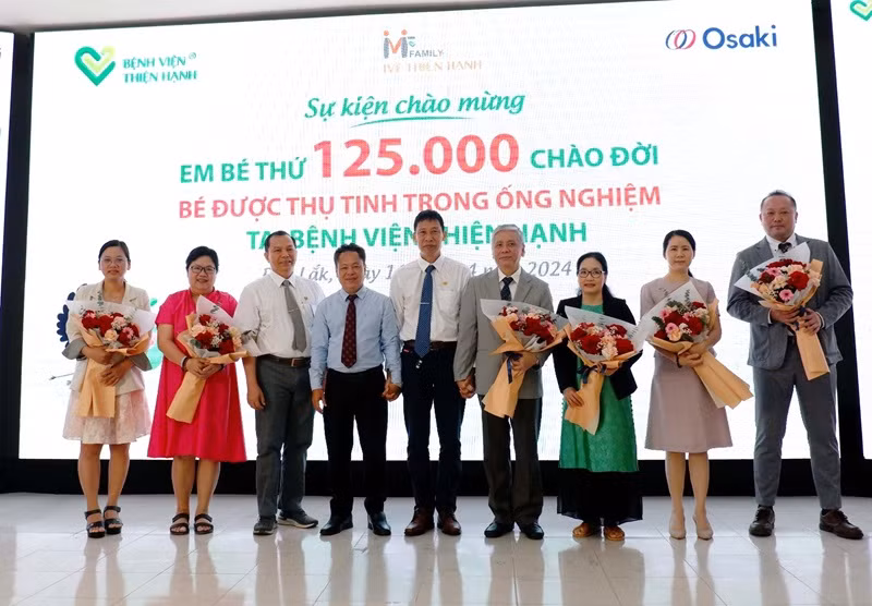 Lãnh đạo Bện viện đa khoa Thiện Hạnh tặng hoa chúc mừng và cảm ơn lãnh đạo và các bác sĩ Bệnh viện Từ Dũ thành phồ Hồ Chí Minh.