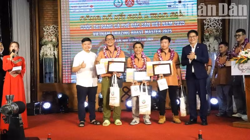 Ban tổ chức trao giải Khuyến khích cho ba thí sinh đoạt giải. Ban tổ chức trao giải Khuyến khích cho ba thí sinh đoạt giải.