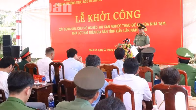 Thiếu tướng Lê Vinh Quy, Giám đốc Công an tỉnh Đắk Lắk phát biểu tại buổi lễ. Thiếu tướng Lê Vinh Quy, Giám đốc Công an tỉnh Đắk Lắk phát biểu tại buổi lễ.