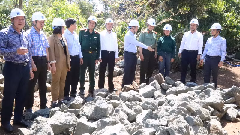 Các đồng chí lãnh đạo tỉnh Đắk Lắk kiểm tra vật liệu xây dựng nhà cho hộ nghèo trên địa bàn thị xã Buôn Hồ.
