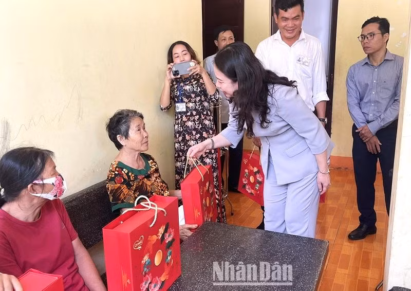 Phó Chủ tịch nước Võ Thị Ánh Xuân thăm hỏi đời sống vật chất, tinh thần và tặng quà cho các đối tượng bảo trợ xã hội đang nuôi dưỡng, chăm sóc tại Trung tâm Bảo trợ xã hội tỉnh Đắk Lắk. Phó Chủ tịch nước Võ Thị Ánh Xuân thăm hỏi đời sống vật chất, tinh thần và tặng quà cho các đối tượng bảo trợ xã hội đang nuôi dưỡng, chăm sóc tại Trung tâm Bảo trợ xã hội tỉnh Đắk Lắk.