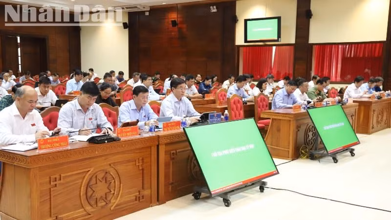 Các đại biểu dự kỳ họp.
