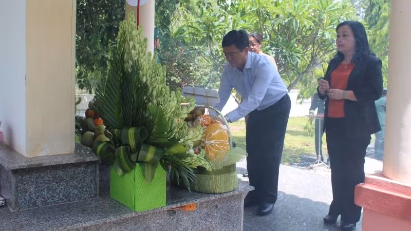 Lãnh đạo hai tỉnh Đắk Lắk và Phú Yên dâng hương tưởng niệm các Anh hùng liệt sĩ hy sinh tại khu vực Đồn Biên phòng Ea H’leo.