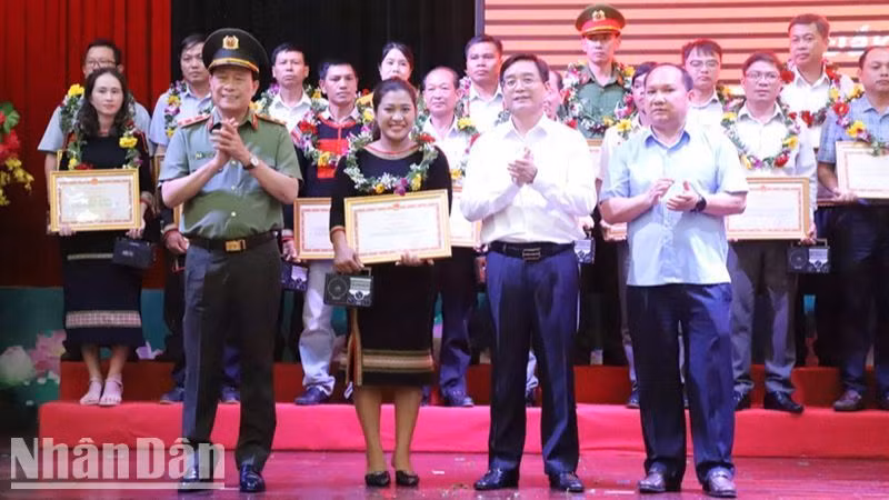 Một nữ đại biểu người dân tộc Ê Đê điển hình tiên tiến trong Phong trào toàn dân bảo vệ an ninh Tổ quốc vùng đồng bào dân tộc thiểu số khu vực Tây Nguyên giai đoạn 2018-2024 được nhận Bằng khen của Bộ Công an. Một nữ đại biểu người dân tộc Ê Đê điển hình tiên tiến trong Phong trào toàn dân bảo vệ an ninh Tổ quốc vùng đồng bào dân tộc thiểu số khu vực Tây Nguyên giai đoạn 2018-2024 được nhận Bằng khen của Bộ Công an.