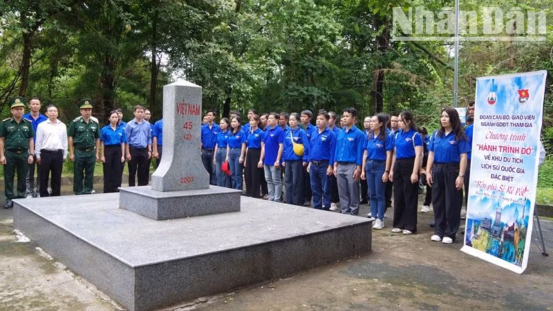 Cán bộ, giáo viên làm công tác Đoàn thăm, tìm hiểu lịch sử mốc quốc giới số 45. Cán bộ, giáo viên làm công tác Đoàn thăm, tìm hiểu lịch sử mốc quốc giới số 45.