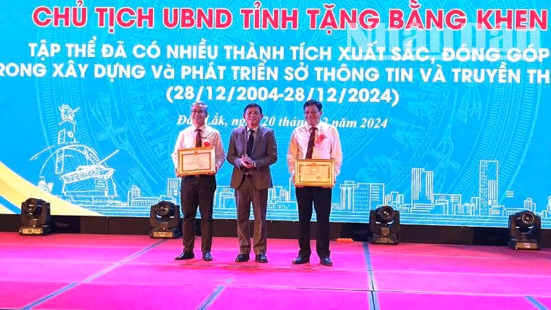 Phó Chủ tịch Thường trực Ủy ban nhân dân tỉnh Đắk Lắk Nguyễn Tuấn Hà tặng Bằng khen của Ủy ban nhân dân tỉnh cho các tập thể Sở Thông tin và Truyền thông.