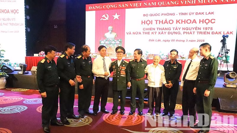 Các đại biểu trao đổi bên lề hội thảo. Các đại biểu trao đổi bên lề hội thảo.