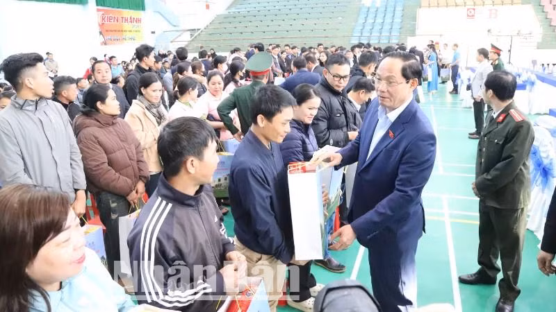 Phó Chủ tịch Quốc hội Trần Quang Phương tặng quà cho các đoàn viên, công nhân, người lao động có hoàn cảnh khó khăn trên địa bàn tỉnh Đắk Lắk. Phó Chủ tịch Quốc hội Trần Quang Phương tặng quà cho các đoàn viên, công nhân, người lao động có hoàn cảnh khó khăn trên địa bàn tỉnh Đắk Lắk.