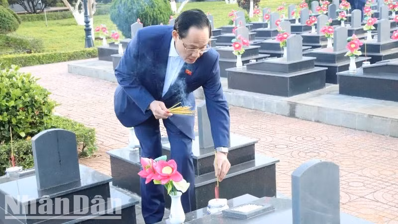 Phó Chủ tịch Quốc hội Trần Quang Phương thắp hương lên phần mộ các anh hùng, liệt sĩ tại Nghĩa trang Liệt sĩ tỉnh Đắk Lắk. Phó Chủ tịch Quốc hội Trần Quang Phương thắp hương lên phần mộ các anh hùng, liệt sĩ tại Nghĩa trang Liệt sĩ tỉnh Đắk Lắk.
