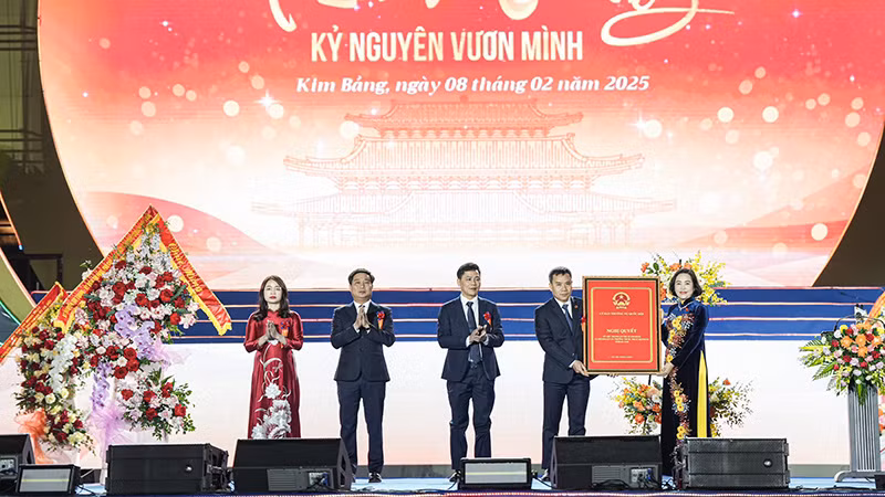 Đồng chí Nguyễn Thị Thanh, Ủy viên Trung ương Đảng, Phó Chủ tịch Quốc hội trao Quyết định của Ủy ban Thường vụ Quốc hội về việc thành lập thị xã Kim Bảng.