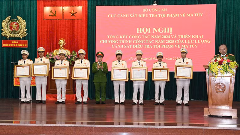 Thừa ủy quyền của Chủ tịch nước, Thứ trưởng Công an Nguyễn Văn Long trao Huân chương Chiến công tặng các các nhân, vì đã có thành tích xuất sắc trong phòng, chống tội phạm ma túy. (Ảnh: HUY HÀ)