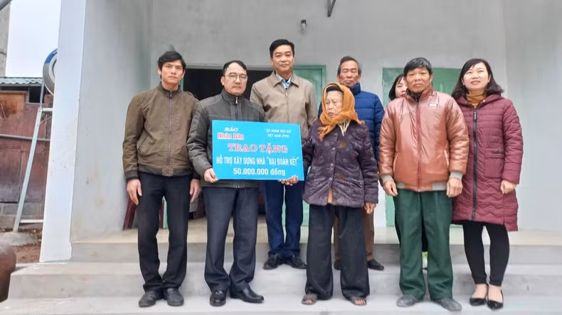 Đại diện Mặt trận Tổ quốc huyện Kim Bảng, tỉnh Hà Nam, trao tặng tiền hỗ trợ của Báo Nhân Dân, Tập đoàn Dầu khí Việt Nam cho hộ khó khăn về nhà ở tại địa bàn. (Ảnh ĐÀO PHƯƠNG)