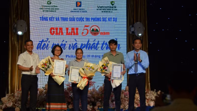 Tổng kết trao giải cuộc thi "Gia Lai 50 năm đổi mới và phát triển".