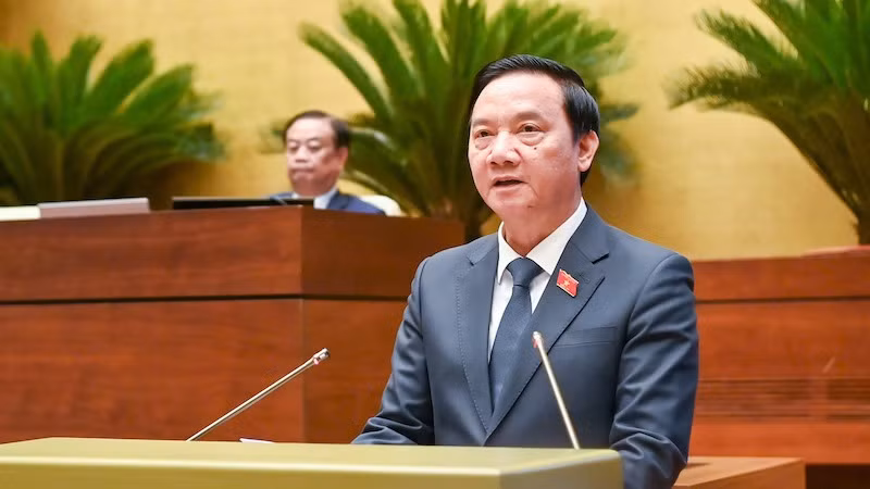 Phó Chủ tịch Quốc hội Nguyễn Khắc Định trình bày tờ trình đề nghị Quốc hội xem xét, quyết định việc sửa đổi, bổ sung một số điều của Hiến pháp năm 2013 và tờ trình về việc thành lập Ủy ban dự thảo sửa đổi, bổ sung một số điều của Hiến pháp năm 2013. (Ảnh: NHÂN DÂN)