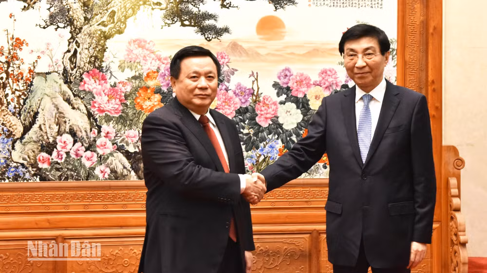 Đồng chí Nguyễn Xuân Thắng hội kiến đồng chí Vương Hộ Ninh, Ủy viên Thường vụ Bộ Chính trị, Chủ tịch Chính hiệp toàn quốc Trung Quốc.