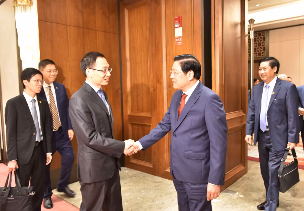 Đồng chí Phan Đình Trạc và Đoàn đại biểu Đảng ta có cuộc làm việc với đồng chí Thôi Vĩnh Huy, Ủy viên dự khuyết Trung ương Đảng, Ủy viên Ban Thường vụ Tỉnh ủy Phúc Kiến, Bí thư Thành ủy Hạ Môn.