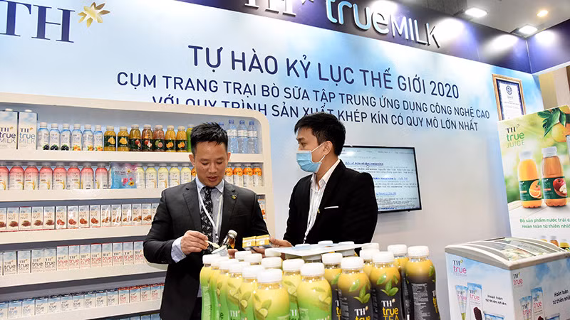 Các sản phẩm được sản xuất theo dây chuyền tuần hoàn của TH True milk luôn được người tiêu dùng quan tâm. (Ảnh: TRẦN HẢI)