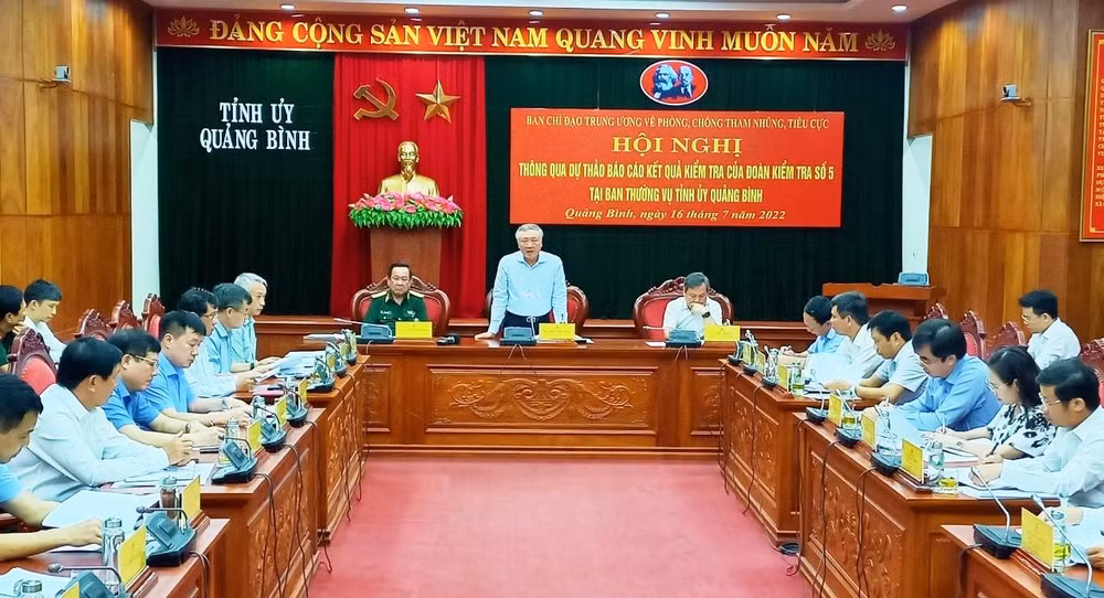 Đồng chí Nguyễn Hòa Bình phát biểu tại buổi làm việc với Ban Thường vụ Tỉnh ủy Quảng Bình
