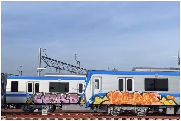 Toa tàu metro số 1 bị vẽ bậy. (Ảnh: vov.vn)