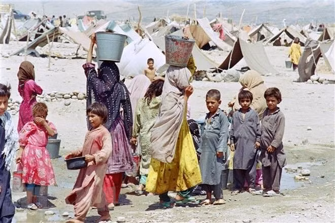 Phụ nữ và trẻ em tại một trại tị nạn ở Jalalabad, Afghanistan. (Ảnh: AFP/TTXVN)