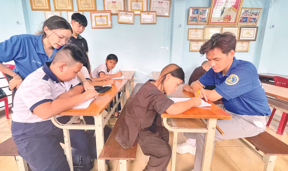 Các em nhỏ được các thầy, cô tình nguyện viên tại “Lớp học tình thương khu phố 4”, phường Tăng Nhơn Phú A, thành phố Thủ Đức, Thành phố Hồ Chí Minh dạy dỗ tận tình.