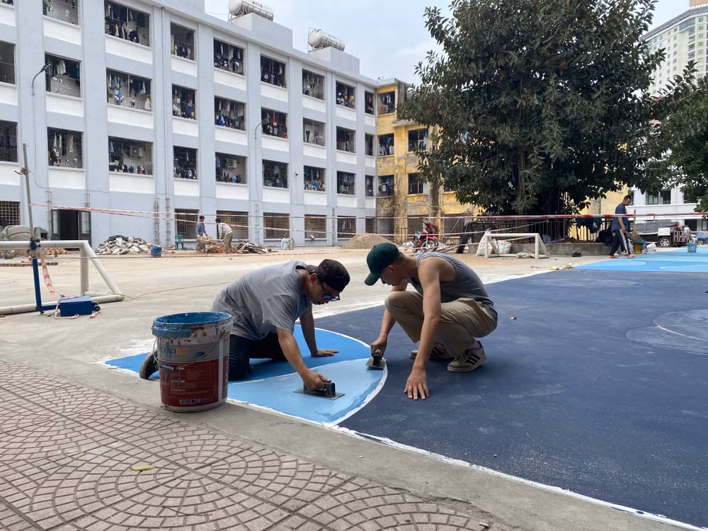 Nhóm của Đặng Thanh Hiển thực hiện vẽ trên mặt sân tại ký túc xá Trường đại học Giao thông vận tải.