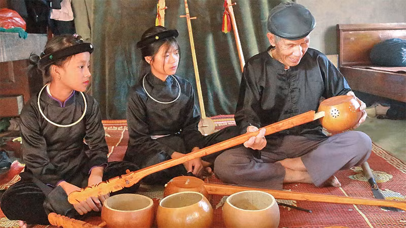 Nghệ nhân dân gian Lương Thiêm Phú bên những cây đàn tính.