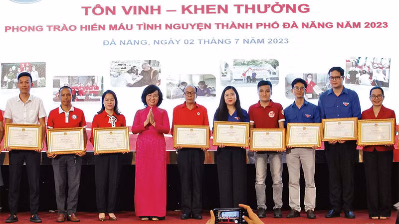 Thành phố Đà Nẵng tôn vinh các gương hiến máu tiêu biểu.