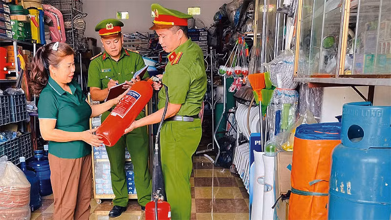 Công an xã Tân Hương, huyện Yên Bình (Yên Bái) hướng dẫn người dân sử dụng thiết bị phòng cháy, chữa cháy.