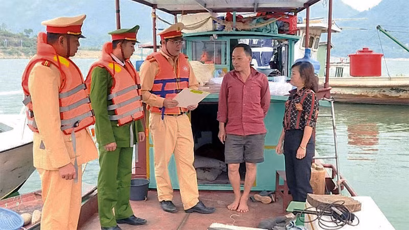 Cán bộ Đội Cảnh sát giao thông đường thủy tuyên truyền chủ phương tiện trên địa bàn thị xã Mường Lay biện pháp bảo đảm an toàn giao thông đường thủy.