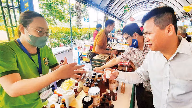 Nhiều sản vật địa phương, sản phẩm OCOP được bày bán tại Gigamall thu hút đông khách đến mua sắm.