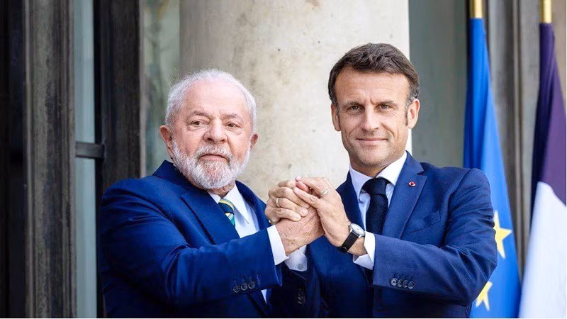 Tổng thống Pháp Emmanuel Macron đón tiếp Tổng thống Brazil Lula da Silva tại thủ đô Paris. (Ảnh: EFE)