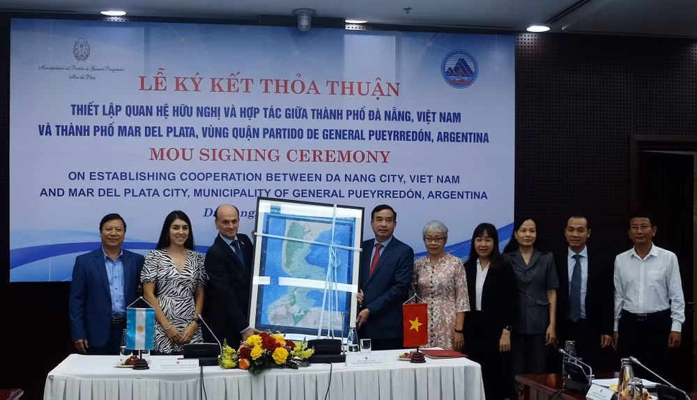 Lễ ký Thỏa thuận thiết lập quan hệ hữu nghị và hợp tác giữa hai thành phố Đà Nẵng và Mar del Plata. (Ảnh Đại sứ quán Argentina tại Việt Nam)