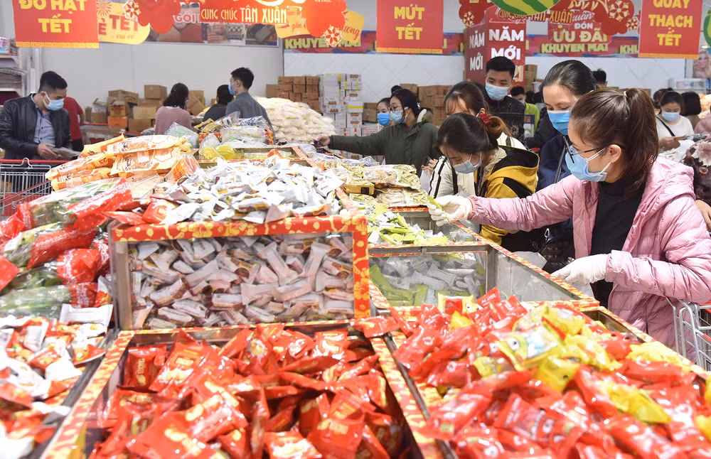 Người dân mua hàng Tết tại siêu thị Big C (Hà Nội). (Ảnh: ANH AN)