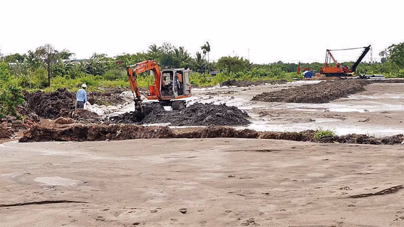 Đường cao tốc Cần Thơ-Cà Mau (đoạn qua thành phố Cần Thơ) chờ cát thi công đắp nền.