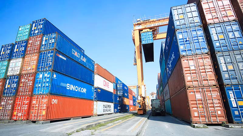 Bốc xếp hàng hóa xuất nhập khẩu tại cảng Hải Phòng. (Ảnh: DUY ĐĂNG)