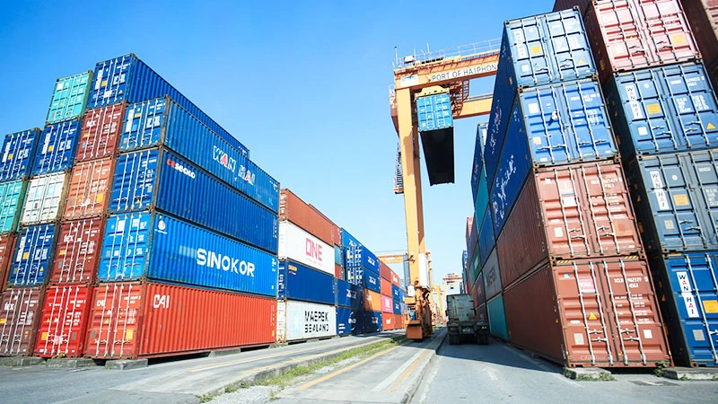 Bốc xếp hàng hóa xuất nhập khẩu tại cảng Hải Phòng. (Ảnh: DUY ĐĂNG)