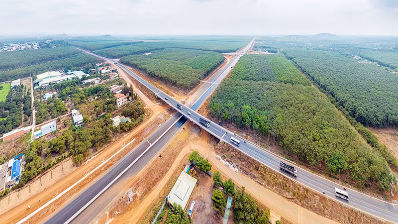 Đường cao tốc Dầu Giây-Phan Thiết được xây dựng từ vốn đầu tư công, hoàn thành đưa vào sử dụng góp phần tăng cường kết nối giao thông trong vùng. (Ảnh: CHÍ HÙNG)
