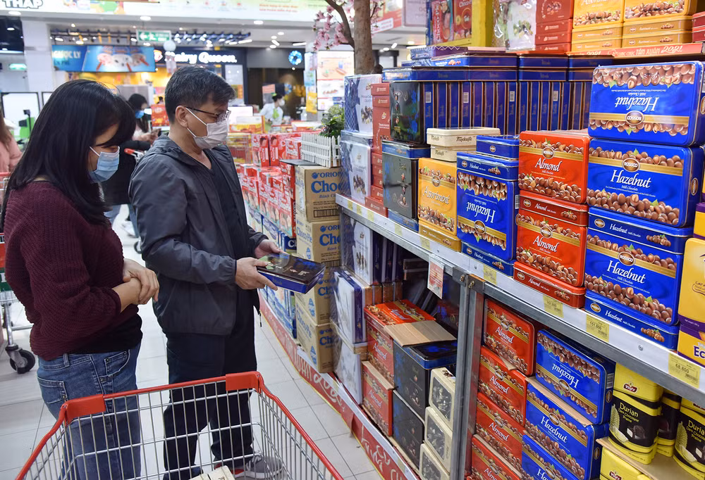 Hàng bánh kẹo Tết năm nay có mẫu mã đẹp mắt. Hàng bánh kẹo Tết năm nay có mẫu mã đẹp mắt.