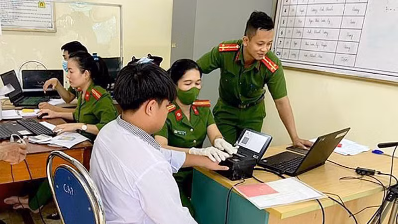 Cán bộ Công an thành phố Yên Bái, tỉnh Yên Bái hướng dẫn người dân đăng ký tài khoản định danh điện tử cấp độ 2 và phòng ngừa các thủ đoạn của tội phạm công nghệ cao. (Ảnh: THANH SƠN)