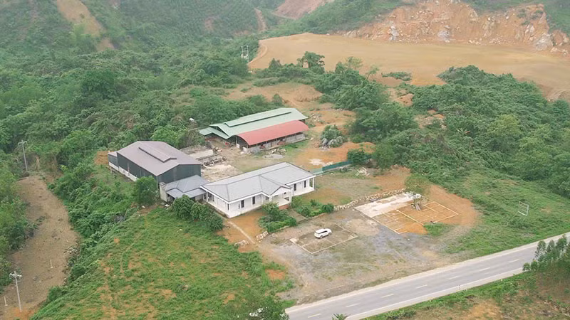 Khu nhà được Công ty cổ phần Đầu tư và Phát triển bò Mông Việt Nam đầu tư xây dựng tại xã Quảng Chu (Chợ Mới), nhưng hoạt động kém hiệu quả, gây lãng phí đất.