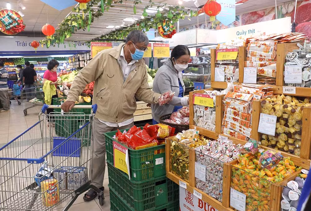 Người dân mua sắm tại Siêu thị Co.opmart Vĩnh Long. (Ảnh: LÊ THÚY HẰNG)